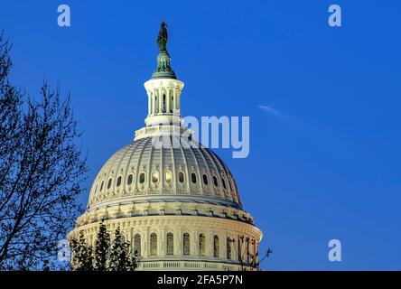 Floride, États-Unis. 23 avril 2021 : Floride, États-Unis. 23 avril 2021 : une fusée SpaceX Falcon 9 transportant le vaisseau spatial Crew Dragon de la société est vue à droite du Capitole des États-Unis à Washington, car elle lance la mission SpaceX Crew-2 de la NASA à la Station spatiale internationale avec les astronautes de la NASA Shane Kimbrough et Megan McArthur, ESA (Agence spatiale européenne) l'astronaute Thomas Pesquet et l'astronaute Akihiko Hoshide l'Agence japonaise d'exploration aérospatiale (JAXA) à bord, le vendredi 23 avril 2021, du Cap Canaveral, Floride. Credit: dpa Picture Alliance/Alay Live News Credit: dpa Picture Alliance/Ala Banque D'Images