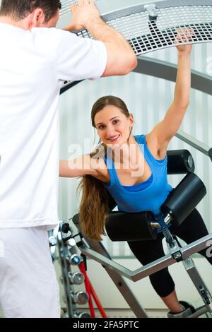 Curl - Espace libre de faire des exercices physiques avec son thérapeute Banque D'Images
