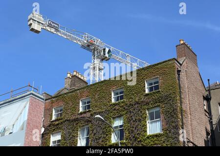 Grue haute élévation, partie du réaménagement en cours de dublin, visible depuis le parc vert stephens Banque D'Images