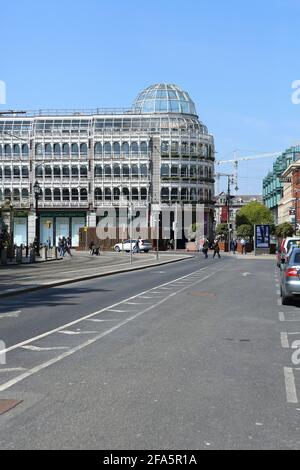 Extérieur du centre commercial vert de Stephen à Dublin, parfois appelé le bâtiment de gâteau de mariage. Propriété de Jones, Lang et LaSalle Banque D'Images
