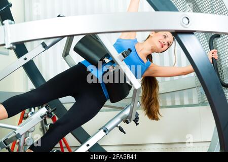 Curl - Espace libre de faire des exercices physiques avec l'équipement spécial Banque D'Images