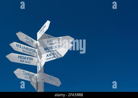 Panneau en métal blanc ou panneau indiquant les directions vers différents lieux du monde Banque D'Images