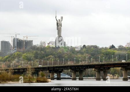 KIEV, UKRAINE - le 22 AVRIL 2021 - le Monument de la mère patrie est vu derrière le pont de Paton à travers la rivière Dnipro, Kiev, capitale de l'Ukraine. Banque D'Images