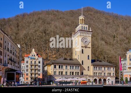 Sotchi, Russie - 4 mars 2020 : station de ski Rosa Khutor. Vue sur l'hôtel de ville avec horloge sur la place Rosa. Paysage urbain Banque D'Images