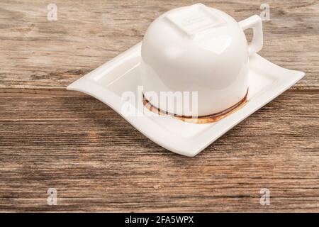 tasse de café turc à l'envers pour le dire la table Banque D'Images