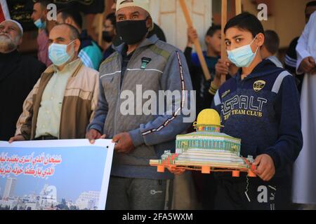 Deir al-Balah, la bande de Gaza, Palestine. 23 avril 2021. Les Palestiniens soutiennent la Mosqueat d'Al Aqsa à Deir al-Balah, dans le centre de la bande de Gaza. Crédit : Mahmoud Khatab/Quds Net News/ZUMA Wire/Alay Live News Banque D'Images