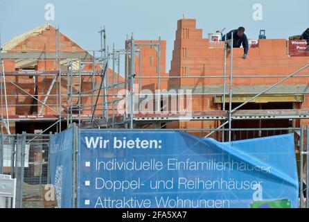 01 avril 2021, Saxe, Naunhof: De nouvelles maisons unifamiliales sont en cours de construction dans une zone nouvellement développée à Naunhof à Grillensee, juste à l'extérieur de Leipzig. La construction de routes et de voies a déjà eu lieu. L'autoroute A14 est à proximité. Photo: Volkmar Heinz/dpa-Zentralbild/ZB Banque D'Images