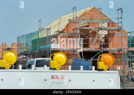 01 avril 2021, Saxe, Naunhof: De nouvelles maisons unifamiliales sont en cours de construction dans une zone nouvellement développée à Naunhof à Grillensee, juste à l'extérieur de Leipzig. La construction de routes et de voies a déjà eu lieu. L'autoroute A14 est à proximité. Photo: Volkmar Heinz/dpa-Zentralbild/ZB Banque D'Images