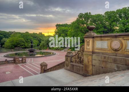 Bethesda Terrace et fontaine sont deux éléments architecturaux surplombant le lac à New York City's Central Park. Banque D'Images