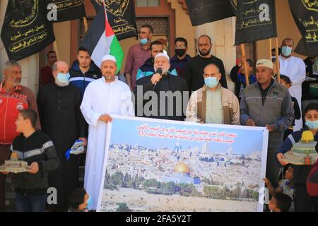 Deir al-Balah, la bande de Gaza, Palestine. 23 avril 2021. Les Palestiniens soutiennent la Mosqueat d'Al Aqsa à Deir al-Balah, dans le centre de la bande de Gaza. Crédit : Mahmoud Khatab/Quds Net News/ZUMA Wire/Alay Live News Banque D'Images