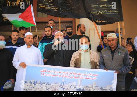 Deir al-Balah, la bande de Gaza, Palestine. 23 avril 2021. Les Palestiniens soutiennent la Mosqueat d'Al Aqsa à Deir al-Balah, dans le centre de la bande de Gaza. Crédit : Mahmoud Khatab/Quds Net News/ZUMA Wire/Alay Live News Banque D'Images