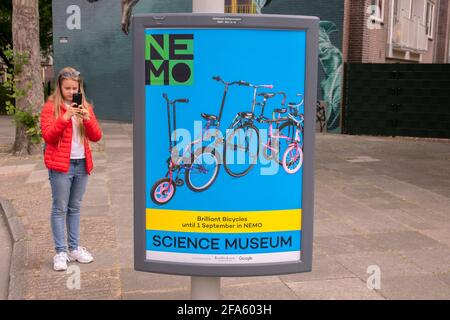 Prendre UNE photo d'UNE exposition de vélo brillant de panneau d'affichage à Musée Nemo à Amsterdam, pays-Bas 6-7-2019 Banque D'Images