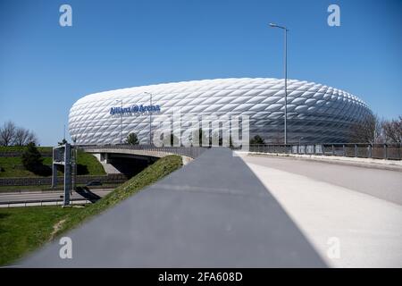 23 avril 2021, Bavière, Munich : le lettrage Allianz Arena est visible sur la façade du stade. La ville de Munich restera co-hôte du Championnat d'Europe de football. L'UEFA a confirmé vendredi la capitale bavaroise comme hôte des trois matchs de l'équipe nationale allemande ainsi que d'un quart de finale avec au moins 14,500 spectateurs chacun. Photo: Matthias balk/dpa Banque D'Images