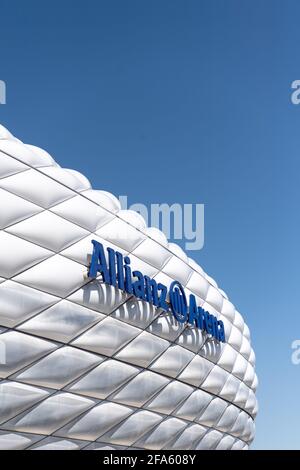 23 avril 2021, Bavière, Munich : le lettrage Allianz Arena est visible sur la façade du stade. La ville de Munich restera co-hôte du Championnat d'Europe de football. L'UEFA a confirmé vendredi la capitale bavaroise comme hôte des trois matchs de l'équipe nationale allemande ainsi que d'un quart de finale avec au moins 14,500 spectateurs chacun. Photo: Matthias balk/dpa Banque D'Images