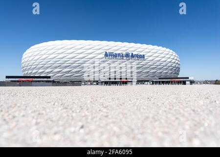 23 avril 2021, Bavière, Munich : le lettrage Allianz Arena est visible sur la façade du stade. La ville de Munich restera co-hôte du Championnat d'Europe de football. L'UEFA a confirmé vendredi la capitale bavaroise comme hôte des trois matchs de l'équipe nationale allemande ainsi que d'un quart de finale avec au moins 14,500 spectateurs chacun. Photo: Matthias balk/dpa Banque D'Images