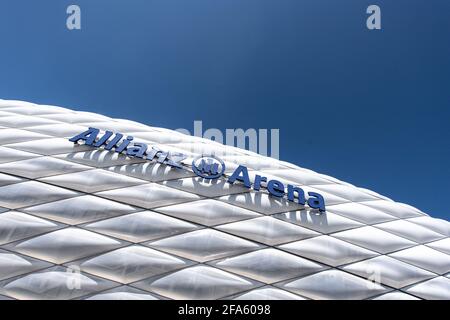 23 avril 2021, Bavière, Munich : le lettrage Allianz Arena est visible sur la façade du stade. La ville de Munich restera co-hôte du Championnat d'Europe de football. L'UEFA a confirmé vendredi la capitale bavaroise comme hôte des trois matchs de l'équipe nationale allemande ainsi que d'un quart de finale avec au moins 14,500 spectateurs chacun. Photo: Matthias balk/dpa Banque D'Images