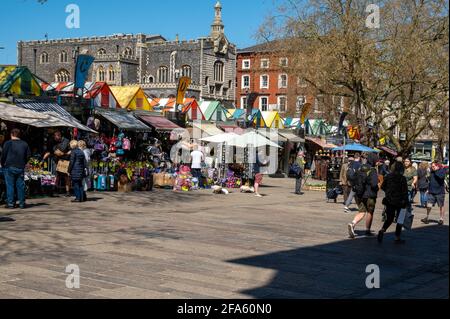 Le célèbre marché de la ville de Norwich avec des gens qui marchent autour des magasins après verrouillage facilité Banque D'Images