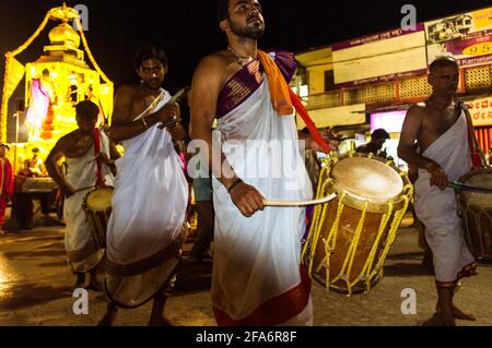 Udupi, Karnataka, Inde : UN groupe de prêtres brahmin défilent de nuit autour du temple Krishna du XIIIe siècle. Le temple a été fondé par Banque D'Images