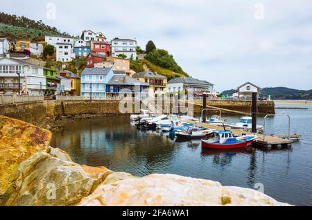 O Barqueiro, PROVINCE DE Coruna, Galice, Espagne : Port de pêche du village d'O Barqueiro. Banque D'Images