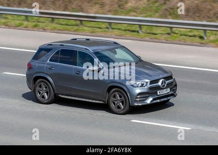 2020 gris Mercedes Benz GLE 300 AMG D 4Matic ; véhicules en mouvement, voitures, véhicule roulant sur les routes britanniques, moteurs, motorisation sur le réseau routier autoroutier anglais M6 Banque D'Images