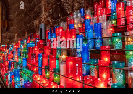 Montserrat, Barcelone - Espagne. 15 juillet 2020 : bougies colorées dans l'abbaye bénédictine de Montserrat (Santa Maria de Montserrat) en Catalogne Banque D'Images