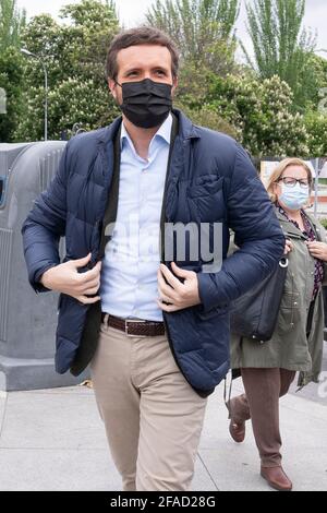 Madrid, Espagne. 23 avril 2021. Pablo Casado Blanco, homme politique et chef du Parti populaire arrive aux stands du livre de Cuesta de Moyano pendant la fête de Sant Jordi. (Photo par Oscar Fuentes/SOPA Images/Sipa USA) crédit: SIPA USA/Alay Live News Banque D'Images