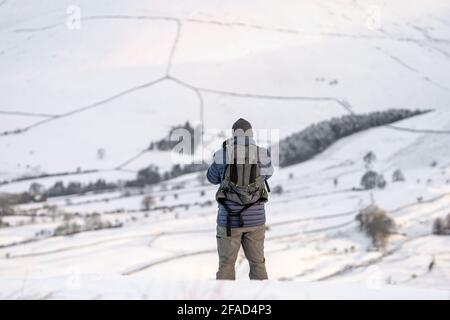 Le photographe s'est enveloppé de chaleur dans un paysage de montagne enneigé photos de la gamme de sacs à dos hillside regardant la vue incroyable avec arbres enneigés Banque D'Images