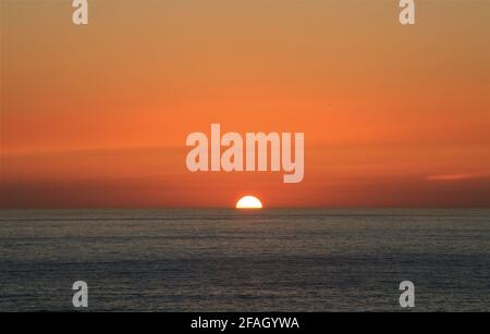 (210423) -- BEYROUTH, 23 avril 2021 (Xinhua) -- On voit le coucher du soleil à Beyrouth, Liban, 22 avril 2021. (Xinhua/Liu Zongya) Banque D'Images