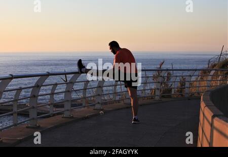 (210423) -- BEYROUTH, le 23 avril 2021 (Xinhua) -- UN homme s'exerce au coucher du soleil à Beyrouth, Liban, le 22 avril 2021. (Xinhua/Liu Zongya) Banque D'Images