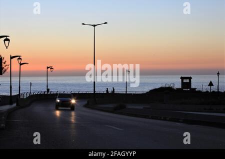 (210423) -- BEYROUTH, le 23 avril 2021 (Xinhua) -- UNE voiture roule sur la route au coucher du soleil à Beyrouth, Liban, le 22 avril 2021. (Xinhua/Liu Zongya) Banque D'Images