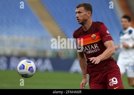 Edin Dzeko (Roma) en action pendant le match de Serie A Tim entre AS Roma et Atalanta BC au Stadio Olimpico le 22 2021 avril à Rome, Italie. (Photo de Giuseppe Fama/Pacific Press/Sipa USA) Banque D'Images