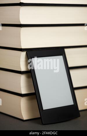 Ebook moderne à côté d'une pile de vieux livres Banque D'Images