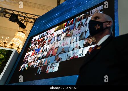 Washington, États-Unis d'Amérique. 23 avril 2021. Les dirigeants du monde sont affichés sur un écran dans la salle est de la Maison Blanche lors du Sommet virtuel des dirigeants sur le climat à Washington DC le 23 avril 2021. Credit: SIPA USA/Alay Live News Banque D'Images
