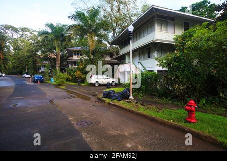 Rue et maisons dans la ville de Gamboa, province de Colon, République de Panama, Amérique centrale. Banque D'Images