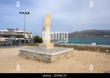 Antiparos, Grèce - 28 septembre 2020 : statue dans le port de l'île d'Antiparos. Cyclades, Grèce Banque D'Images