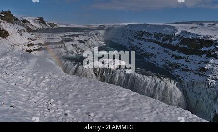 Vue imprenable sur la majestueuse cascade Gullfoss (islandais : cascade dorée) dans le sud-ouest de l'Islande, partie du célèbre cercle d'or, en hiver avec l'arc-en-ciel. Banque D'Images