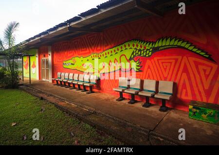 Peinture murale sur l'école de découverte de Gamboa dans la ville de Gamboa, province de Colon, République du Panama. Banque D'Images