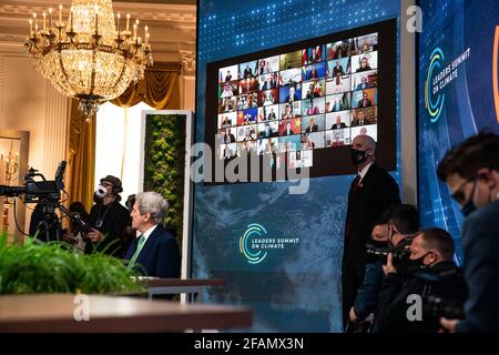 Les dirigeants du monde sont affichés sur un écran dans la salle est de la Maison Blanche lors du Sommet virtuel des dirigeants sur le climat à Washington DC le 23 avril 2021. Banque D'Images