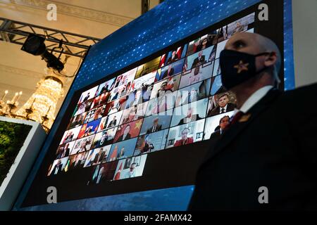 Les dirigeants du monde sont affichés sur un écran dans la salle est de la Maison Blanche lors du Sommet virtuel des dirigeants sur le climat à Washington DC le 23 avril 2021. Banque D'Images