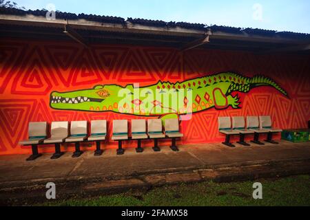 Peinture murale sur l'école de découverte de Gamboa dans la ville de Gamboa, province de Colon, République du Panama. Banque D'Images