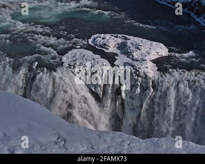 Vue aérienne stupéfiante de la cascade inférieure de la chute d'eau de Gullfoss dans le sud-ouest de l'Islande, partie du célèbre cercle d'or, en hiver avec de la neige. Banque D'Images