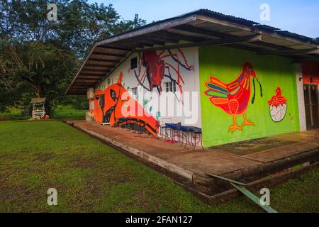 Peinture murale sur l'école de découverte de Gamboa dans la ville de Gamboa, province de Colon, République du Panama. Banque D'Images