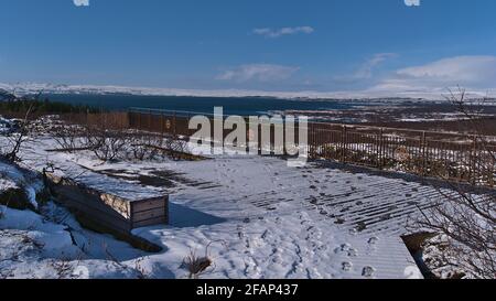 Terrasse d'observation avec vue panoramique sur le lac bleu Þingvallavatn, le plus grand lac naturel d'Islande, dans le célèbre parc national de Þingvellir. Banque D'Images