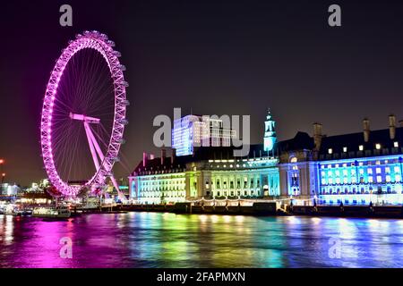 London Eye la nuit, vue colorée sur la tamise Banque D'Images