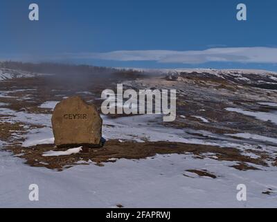 Panneau en pierre en face du Grand Geysir, donneur de nom pour tous les geysers dans le monde entier, à Geysir dans la zone géothermique Haukadalur, partie du cercle d'or, Islande. Banque D'Images