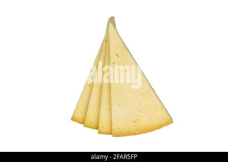 Tranche triangulaire de fromage cheddar ancien. Morceau de fromage jaune avec tranches sur fond blanc. Banque D'Images