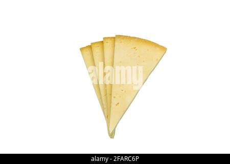 Tranche triangulaire de fromage cheddar ancien. Morceau de fromage jaune avec tranches sur fond blanc. Banque D'Images