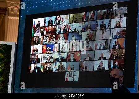 Les dirigeants du monde sont affichés sur un écran dans la salle est de la Maison Blanche lors du Sommet virtuel des dirigeants sur le climat à Washington, DC, le vendredi 23 avril 2021. Photo de piscine par Anna Moneymaker/UPI Banque D'Images