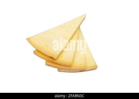 Tranche triangulaire de fromage cheddar ancien. Morceau de fromage jaune avec tranches sur fond blanc. Banque D'Images