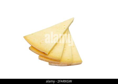 Tranche triangulaire de fromage cheddar ancien. Morceau de fromage jaune avec tranches sur fond blanc. Banque D'Images